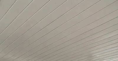 Cielo raso metálico continuo Cielo Seam con sistema de uniones ocultas de Deska