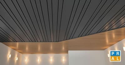 Cielo raso metálico modular SLATLINE con diseño de líneas continuas y uniones ocultas de Deska