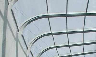 Cubierta de policarbonato con lamina traslúcida de alta resistencia distribuida por Prada Alviar