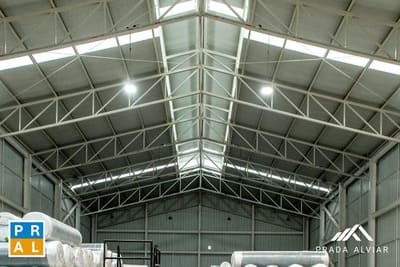 Cubierta traslúcida con teja de alta resistencia para iluminación natural en techos Standing Seam distribuida por Prada Alviar