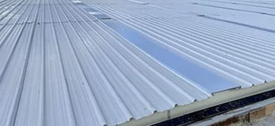 Cubierta de UPVC termoacústica y anticorrosiva multicapa distribuida por Prada Alviar