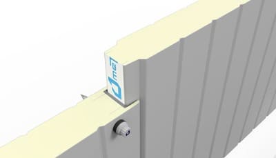 Fachada de panel metálico inyectado con poliuretano de alta densidad distribuido por Prada Alviar