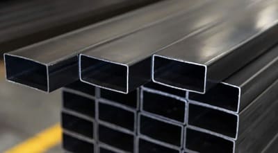 Perfilería estructural negra en acero de alta resistencia distribuida por Prada Alviar