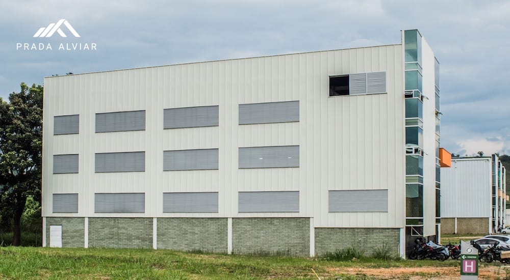 Fabricación e Instalación de Fachada metálica sin traslapo Standing Seam DESKA en Zona franca - Bucaramanga, Santander