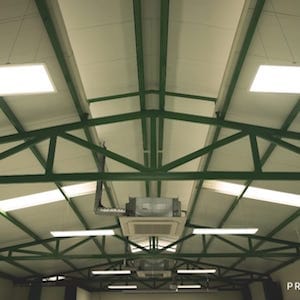 Paneles metálicos tipo sandwich en acero galvanizado para techos y cubiertas, en línea continua con poliuretano expandido para aplicaciones termoacústicas